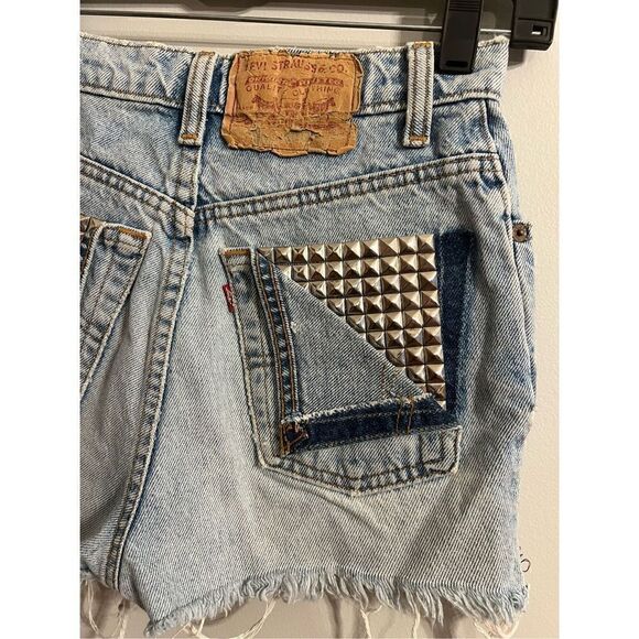 Levi Women’s 30” Waist 0 Blue Denim Distressed Western Booty Shorts Embellished - Picture 3 of 8